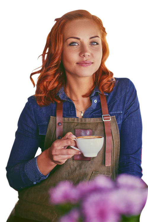 Frau mit Kaffeetasse in der Hand.